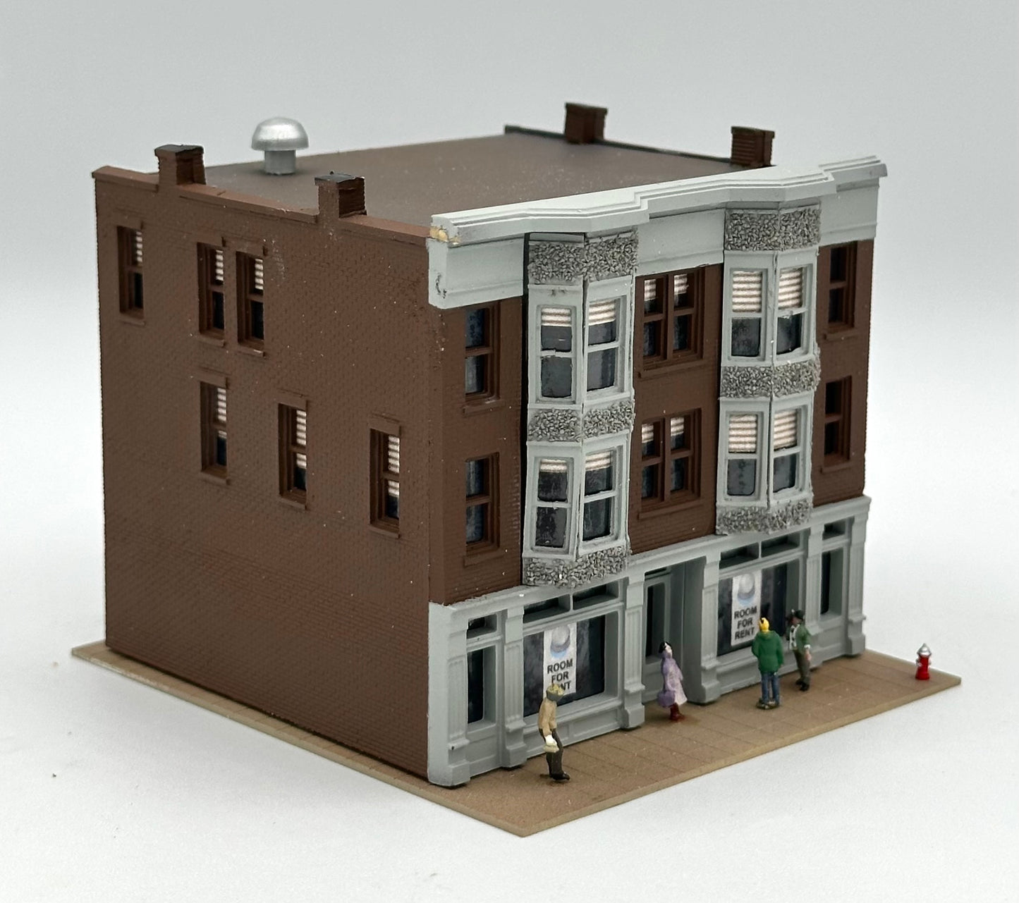 Woodland Scenics N Scale Custom Painted, Apartment Building,Window treatments, Street Figures