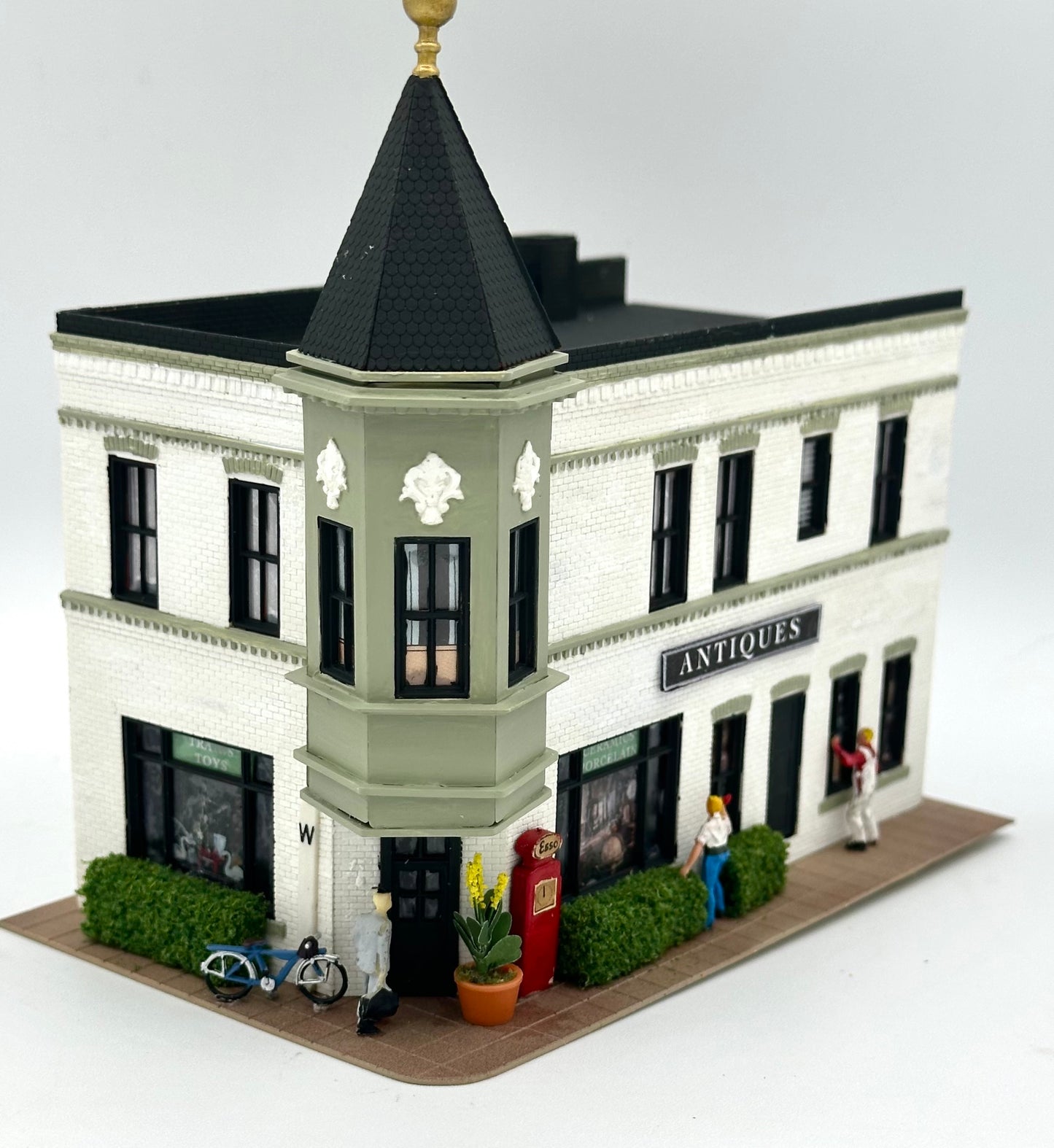 HO Scale Corner "Antiques Shop"Custom Painted/Weathered Fully Assembled Street Items/Figures