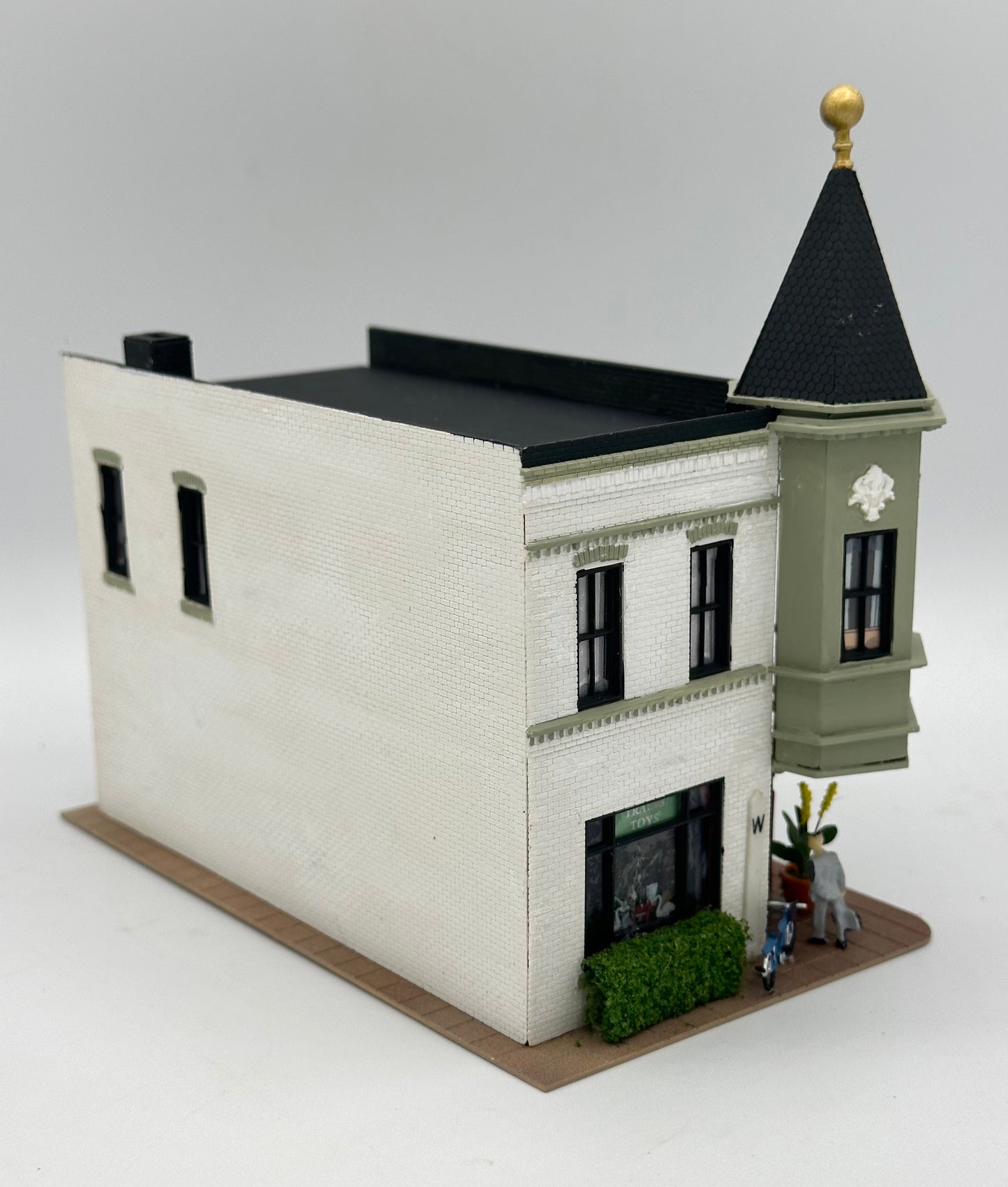 HO Scale Corner "Antiques Shop"Custom Painted/Weathered Fully Assembled Street Items/Figures