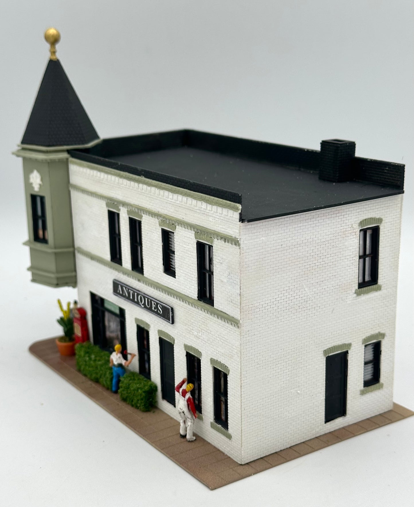 HO Scale Corner "Antiques Shop"Custom Painted/Weathered Fully Assembled Street Items/Figures