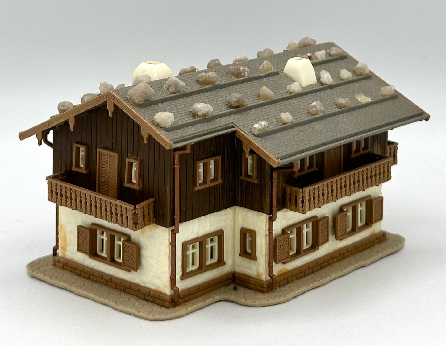 Vollmer N Scale Modern Chalet Weathered Fully assembled.3 3/4" Wide. 4 1/2" Deep. With Figures