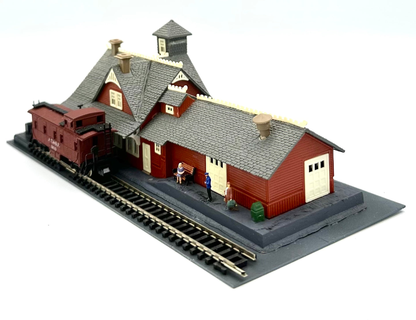 Model Power 1501 N Scale Custom 3-Story Red AELEE R.R, Station Diorama