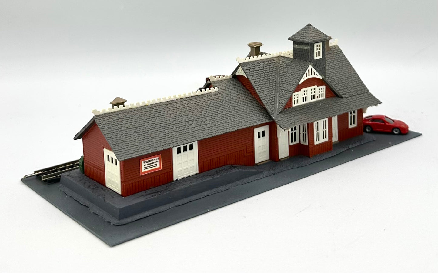 Model Power 1501 N Scale Custom 3-Story Red AELEE R.R, Station Diorama