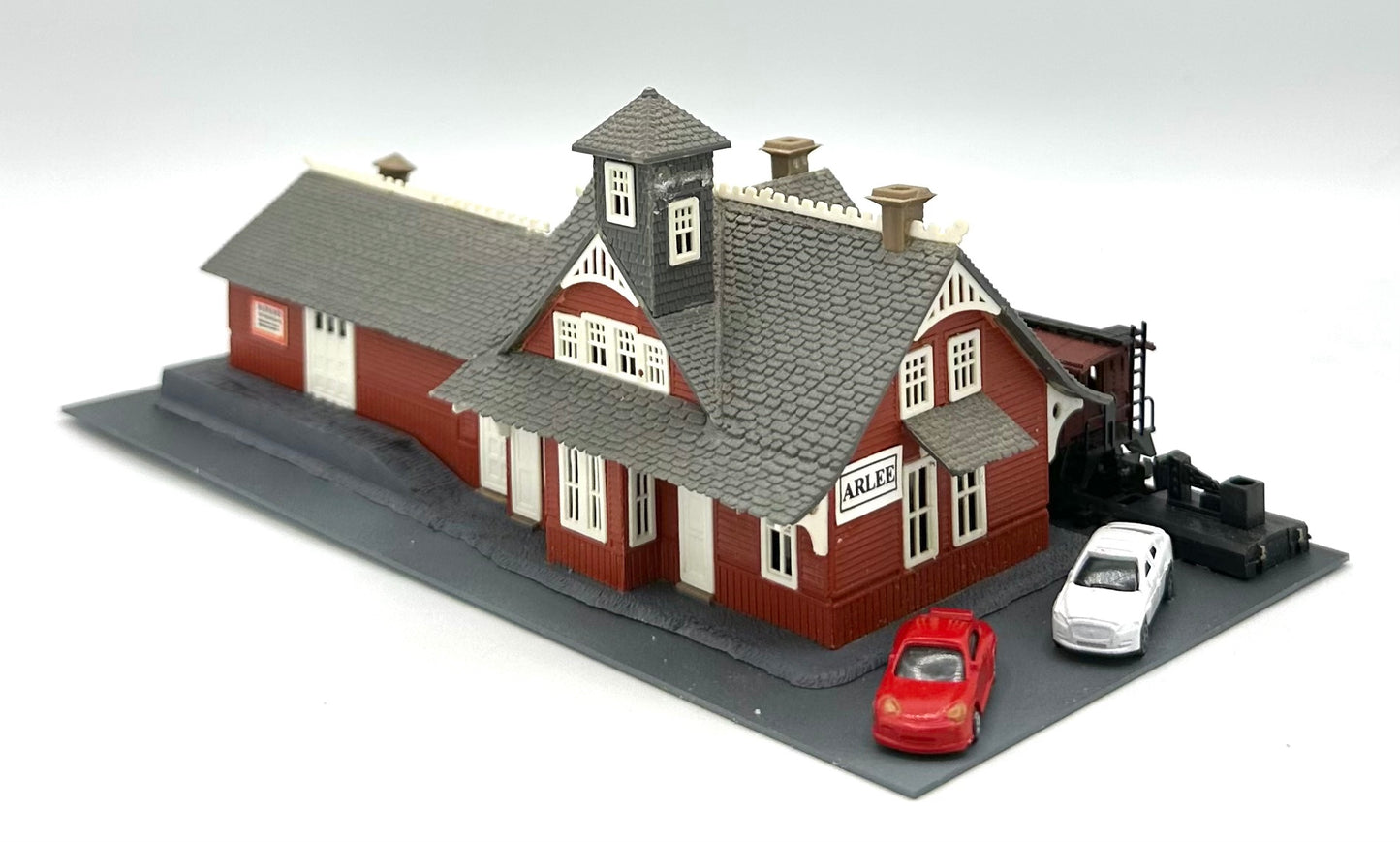 Model Power 1501 N Scale Custom 3-Story Red AELEE R.R, Station Diorama