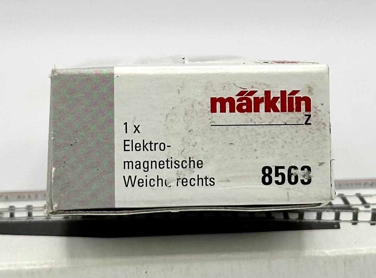 Marklin Z Scale 8563 110 mm, r 490mm 13' Electric Turnout