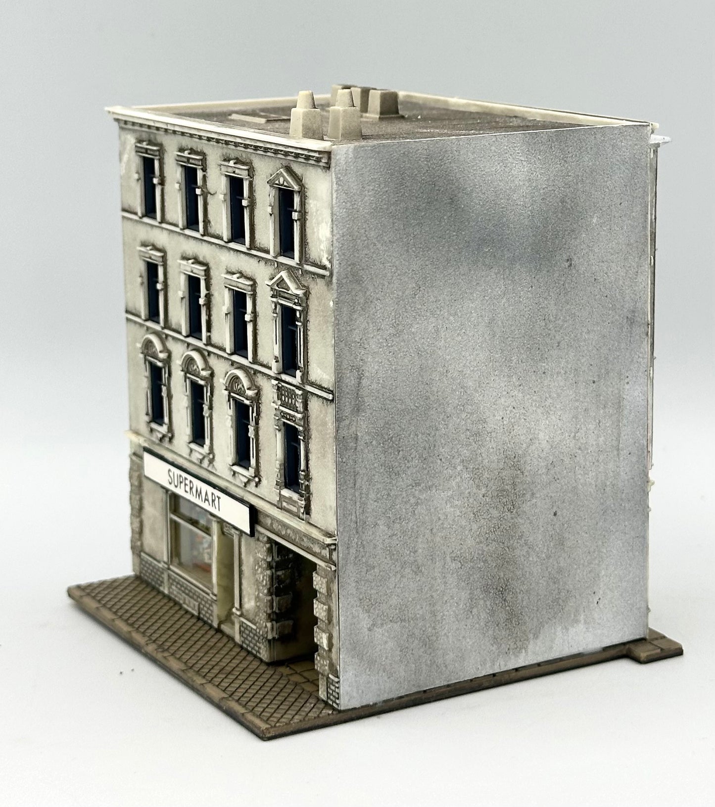 Pola N Scale; Custom Painted 4-Story Apartment Building with Alleyway