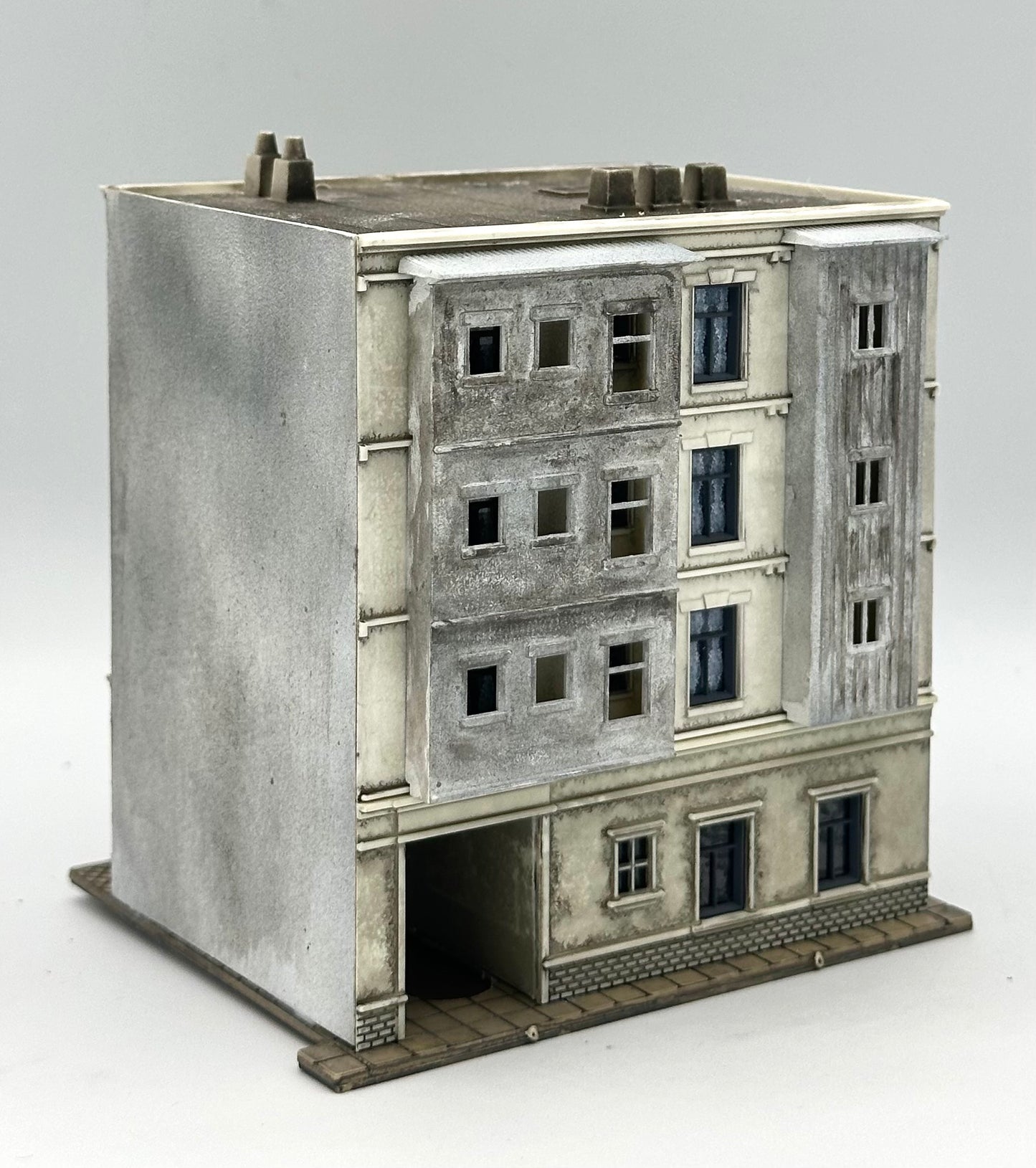 Pola N Scale; Custom Painted 4-Story Apartment Building with Alleyway