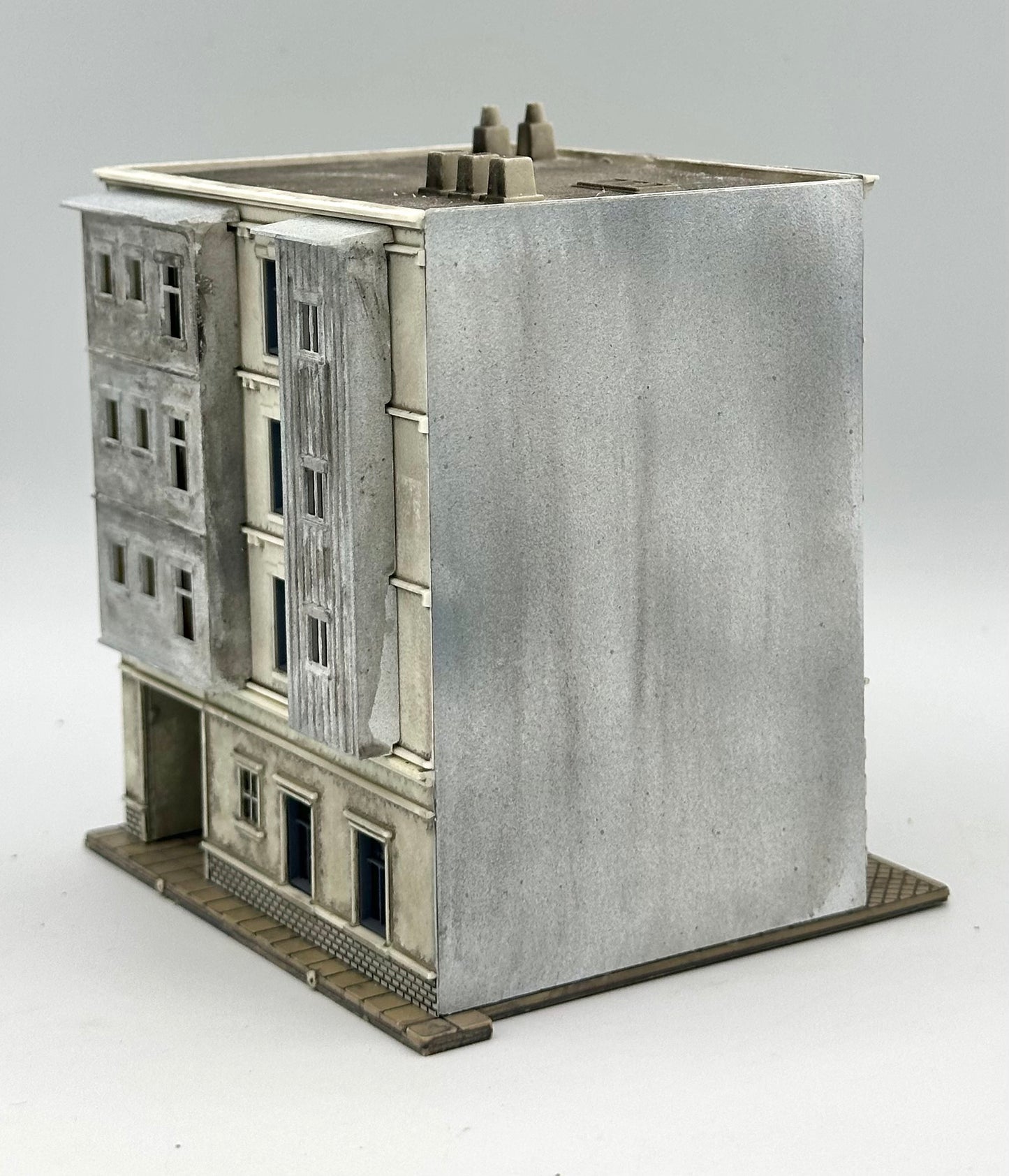 Pola N Scale; Custom Painted 4-Story Apartment Building with Alleyway