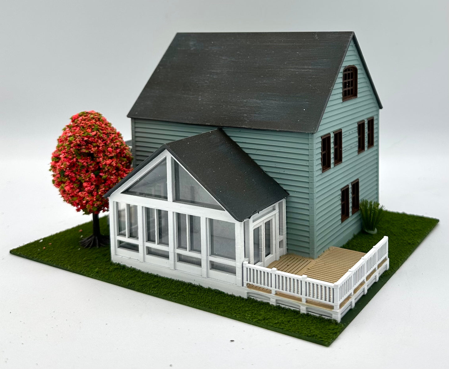 HO Scale Custom Built/Painted Modern 2-Story Family Home Diorama