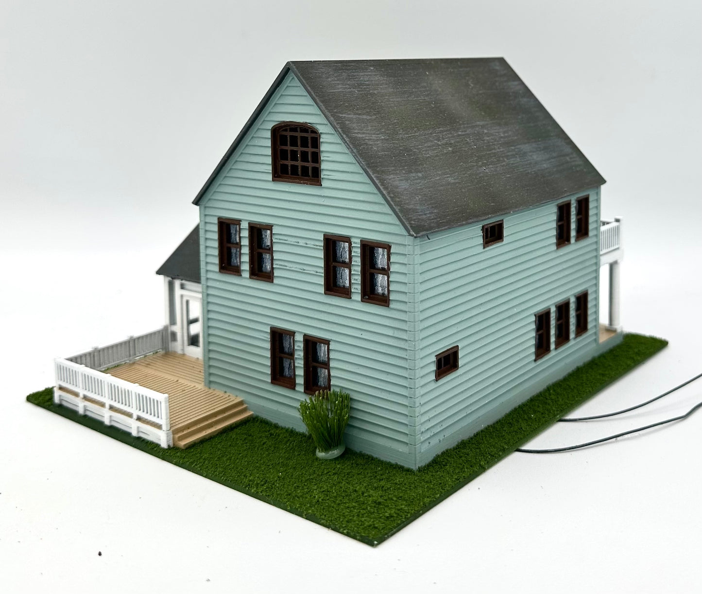 HO Scale Custom Built/Painted Modern 2-Story Family Home Diorama