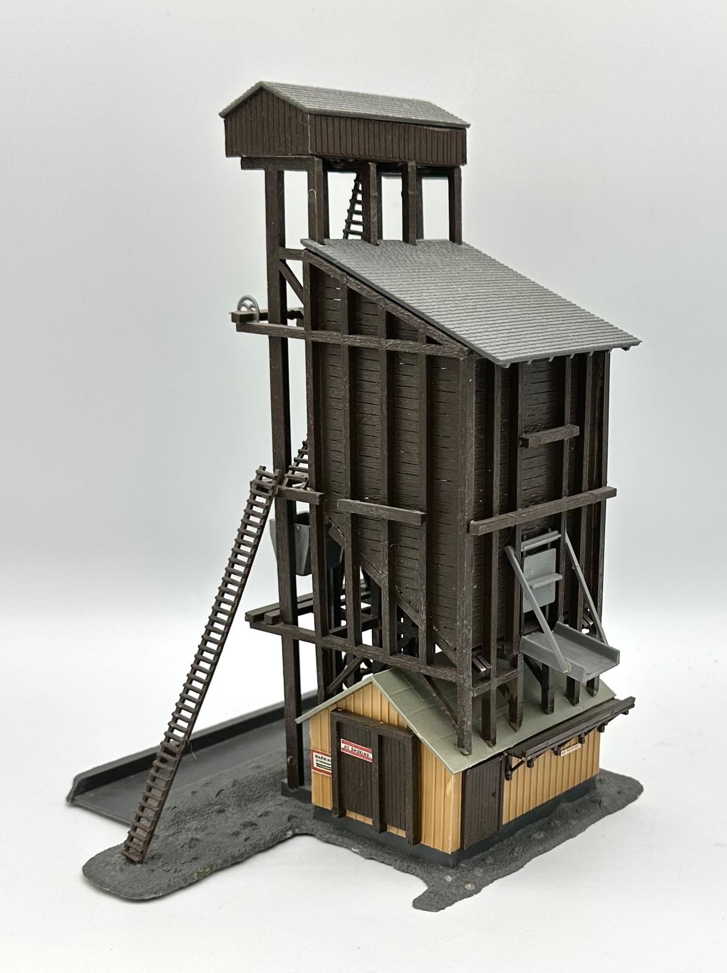 Model Power HO Scale No.410 Bors Coaling Station Fully Assembled Lighted