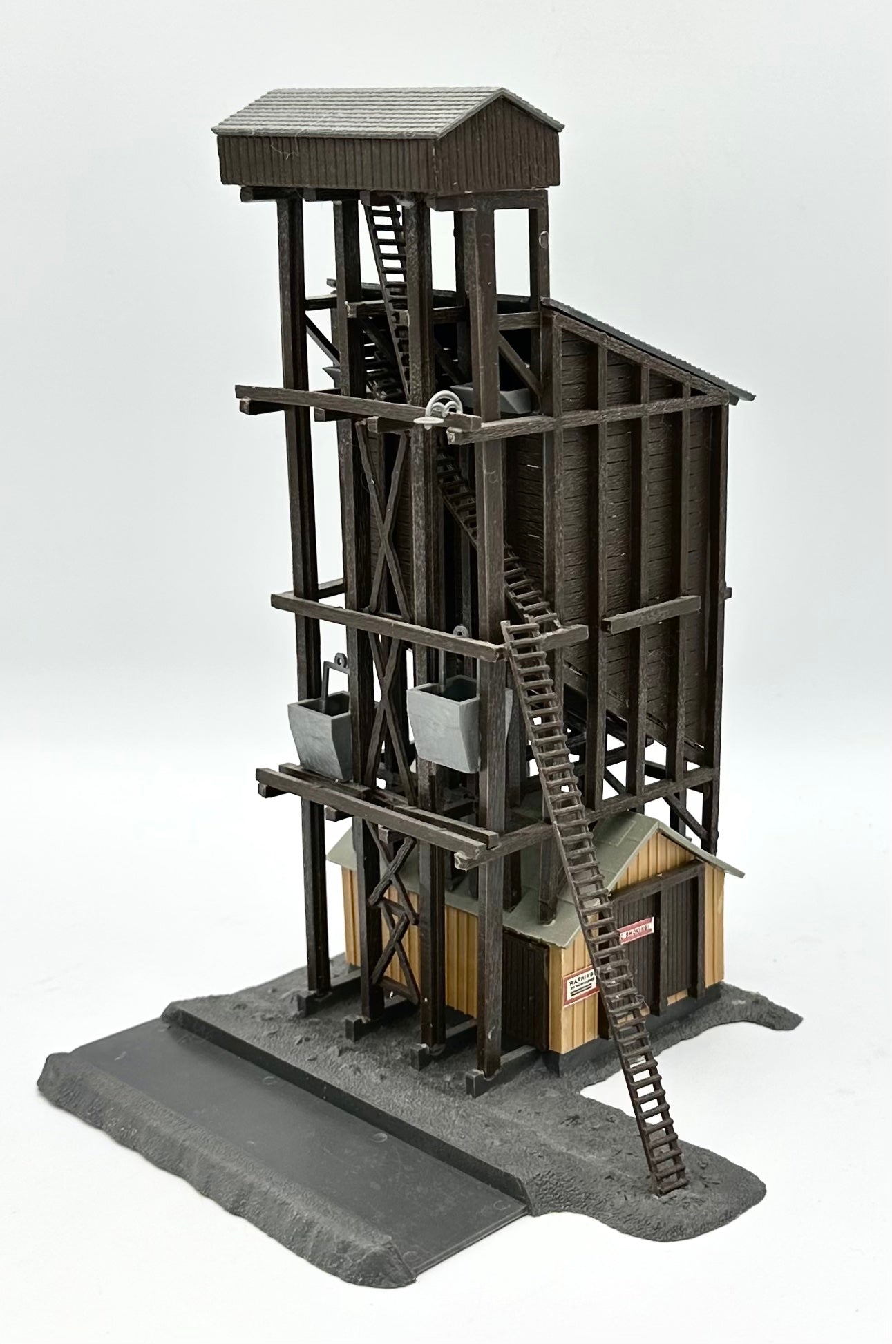 Model Power HO Scale No.410 Bors Coaling Station Fully Assembled Lighted