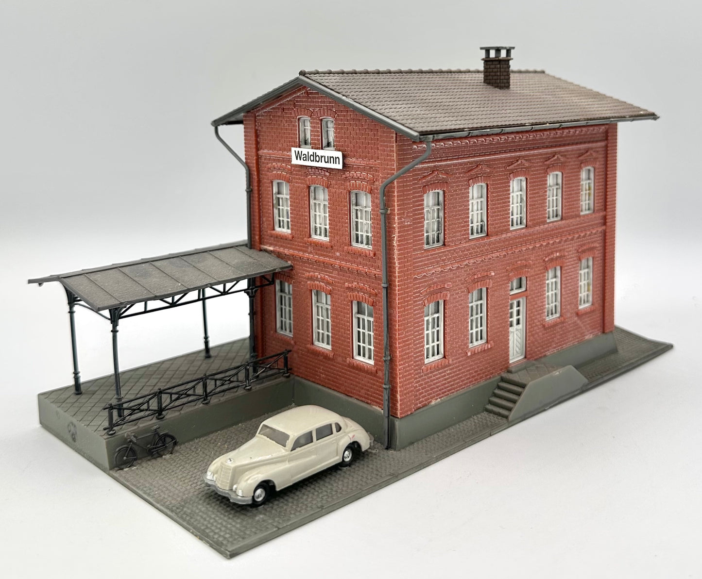Faller HO 110099 Waldbrunn Station/Additional Platform + Mercedes Car Fully Assembled