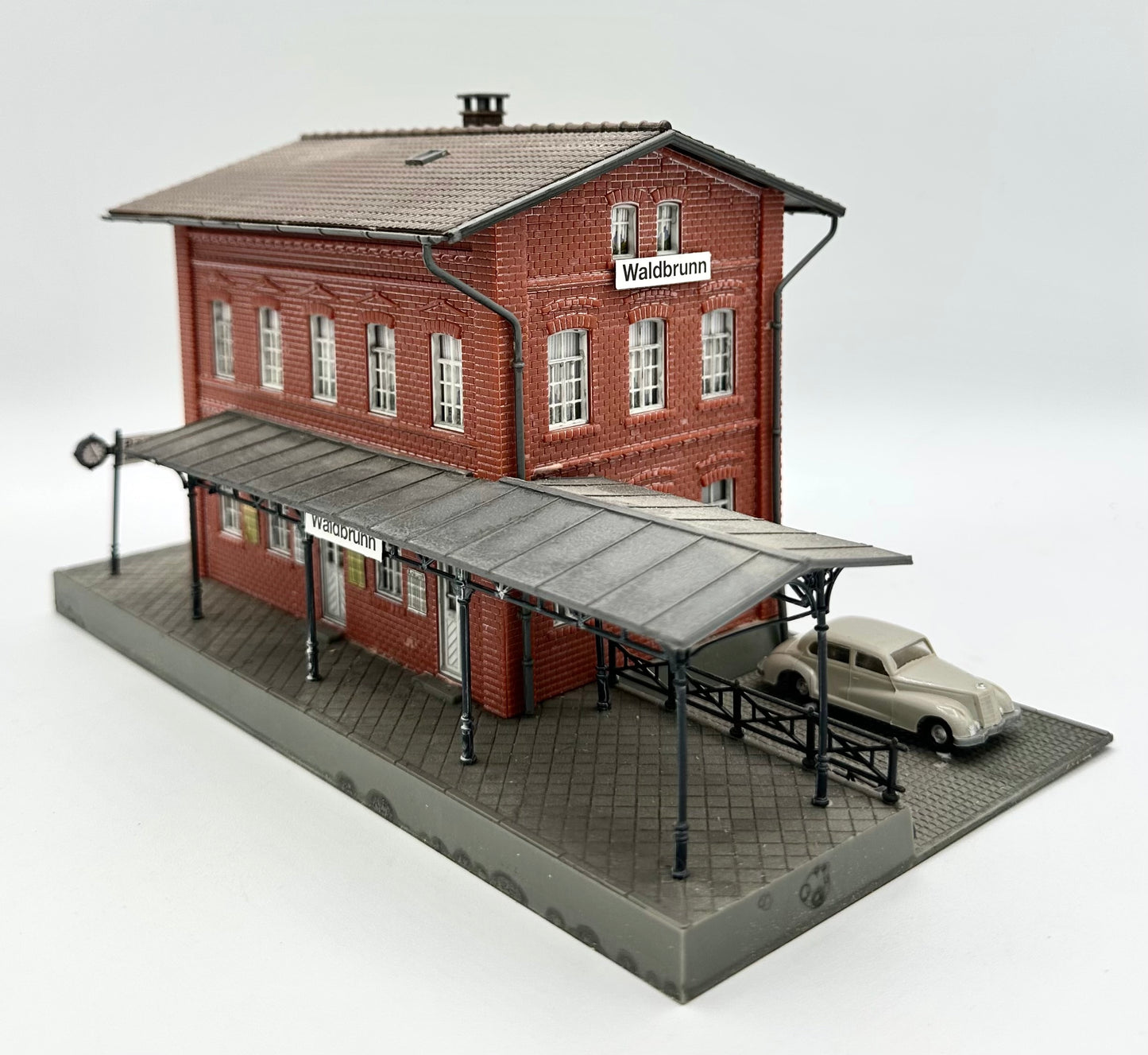 Faller HO 110099 Waldbrunn Station/Additional Platform + Mercedes Car Fully Assembled