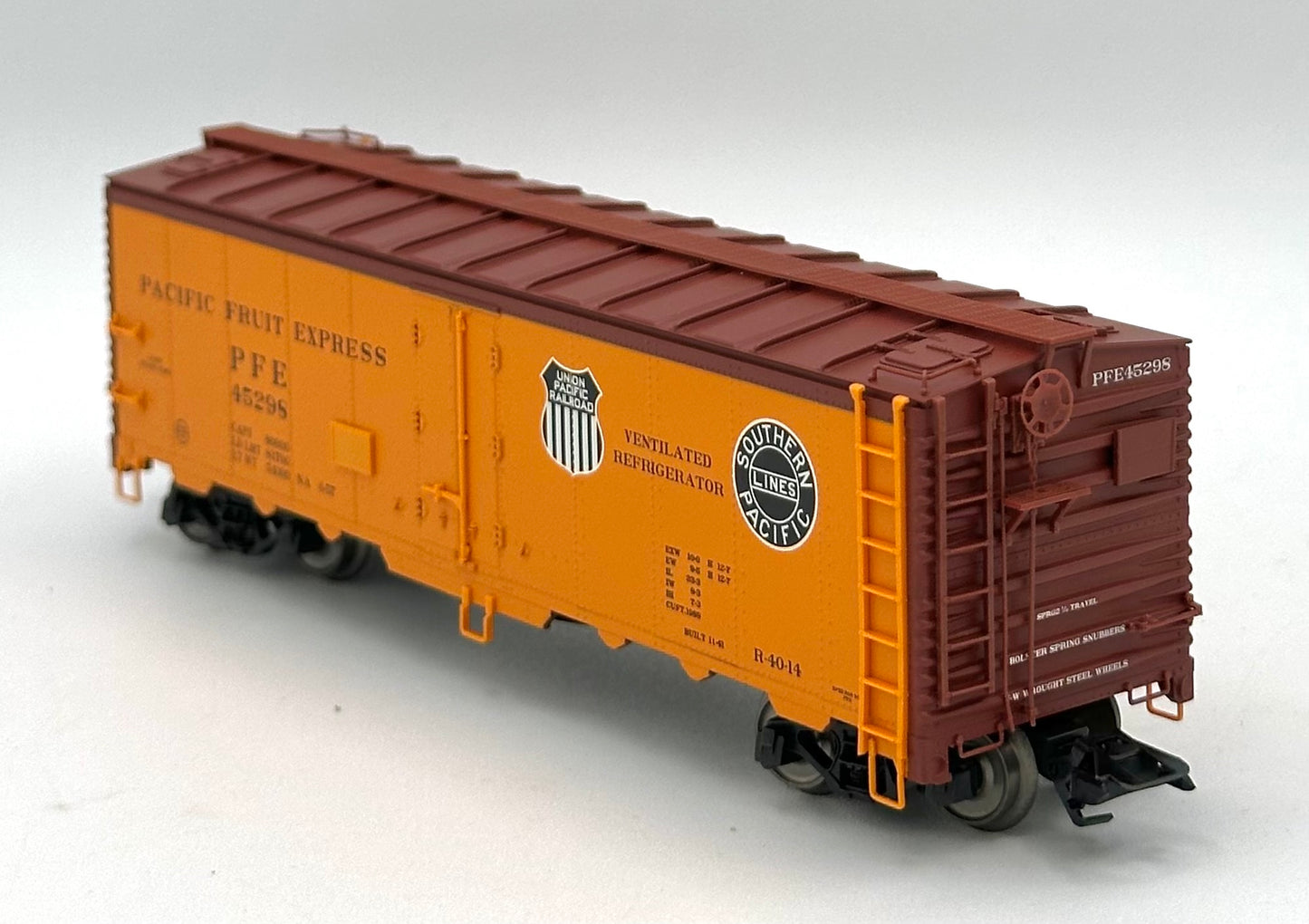 Marklin 45680 HO Scale " Pacific Fruit Express" 3 Refrigerator Car Set