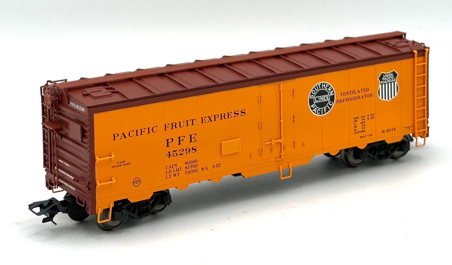 Marklin 45680 HO Scale " Pacific Fruit Express" 3 Refrigerator Car Set