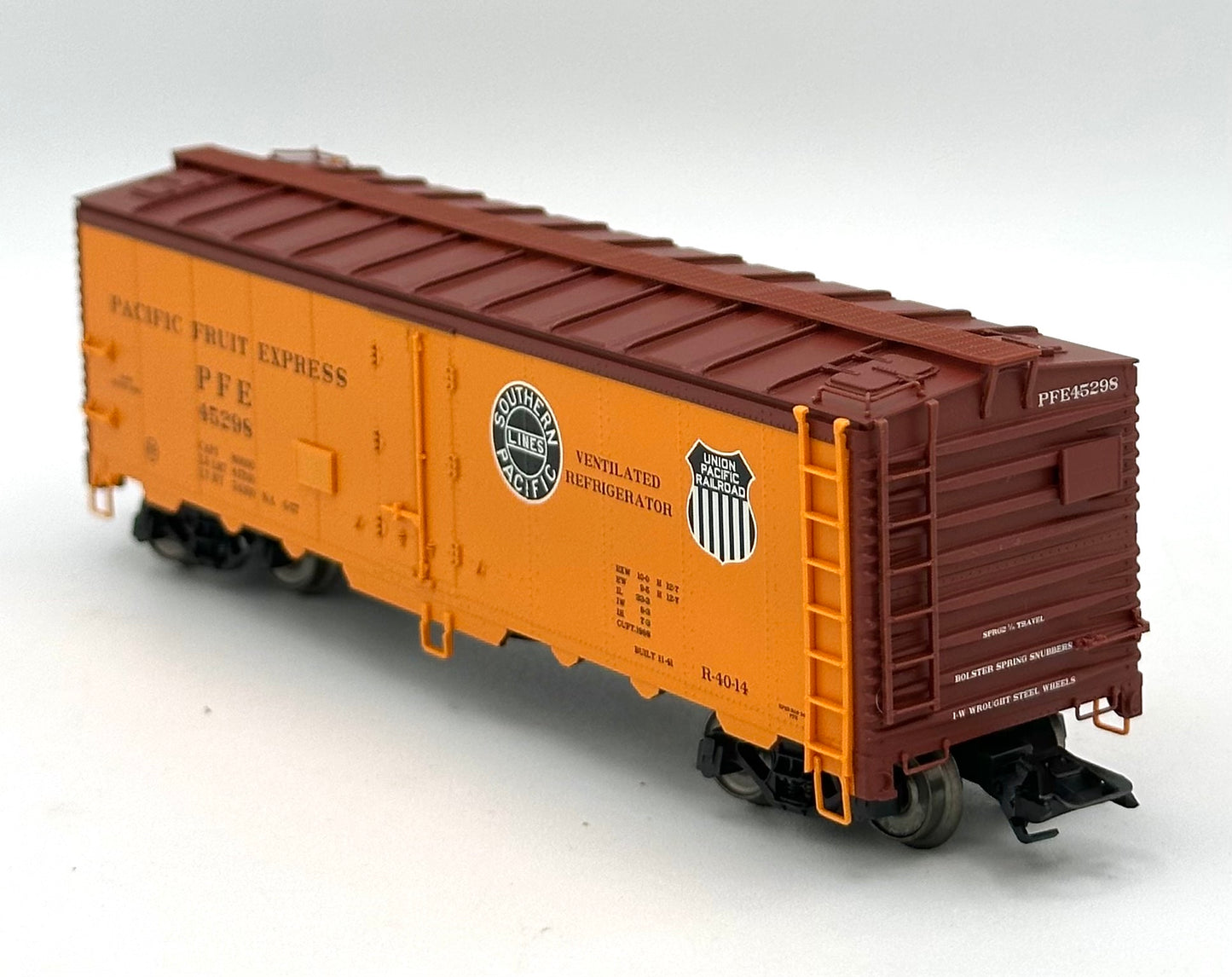 Marklin 45680 HO Scale " Pacific Fruit Express" 3 Refrigerator Car Set