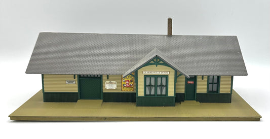 Walthers HO Scale Clarksville Depot, Built-up Fully assembled Ready to go