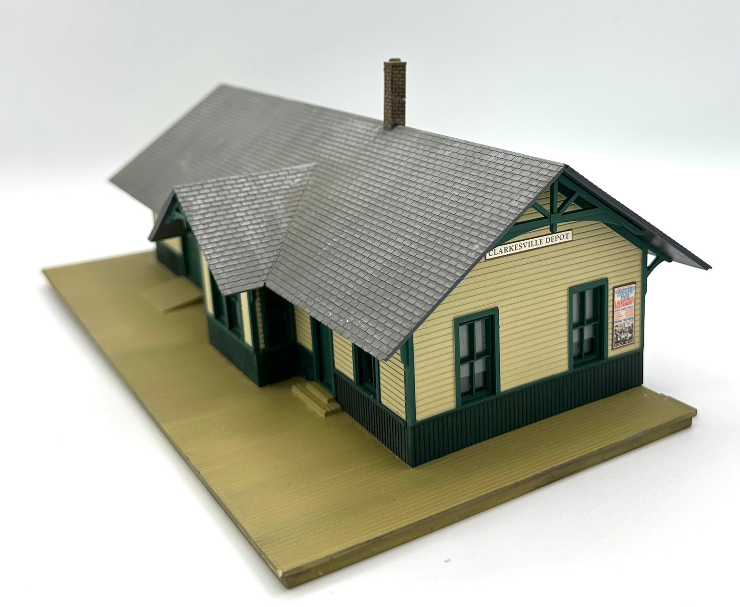 Walthers HO Scale Clarksville Depot, Built-up Fully assembled Ready to go