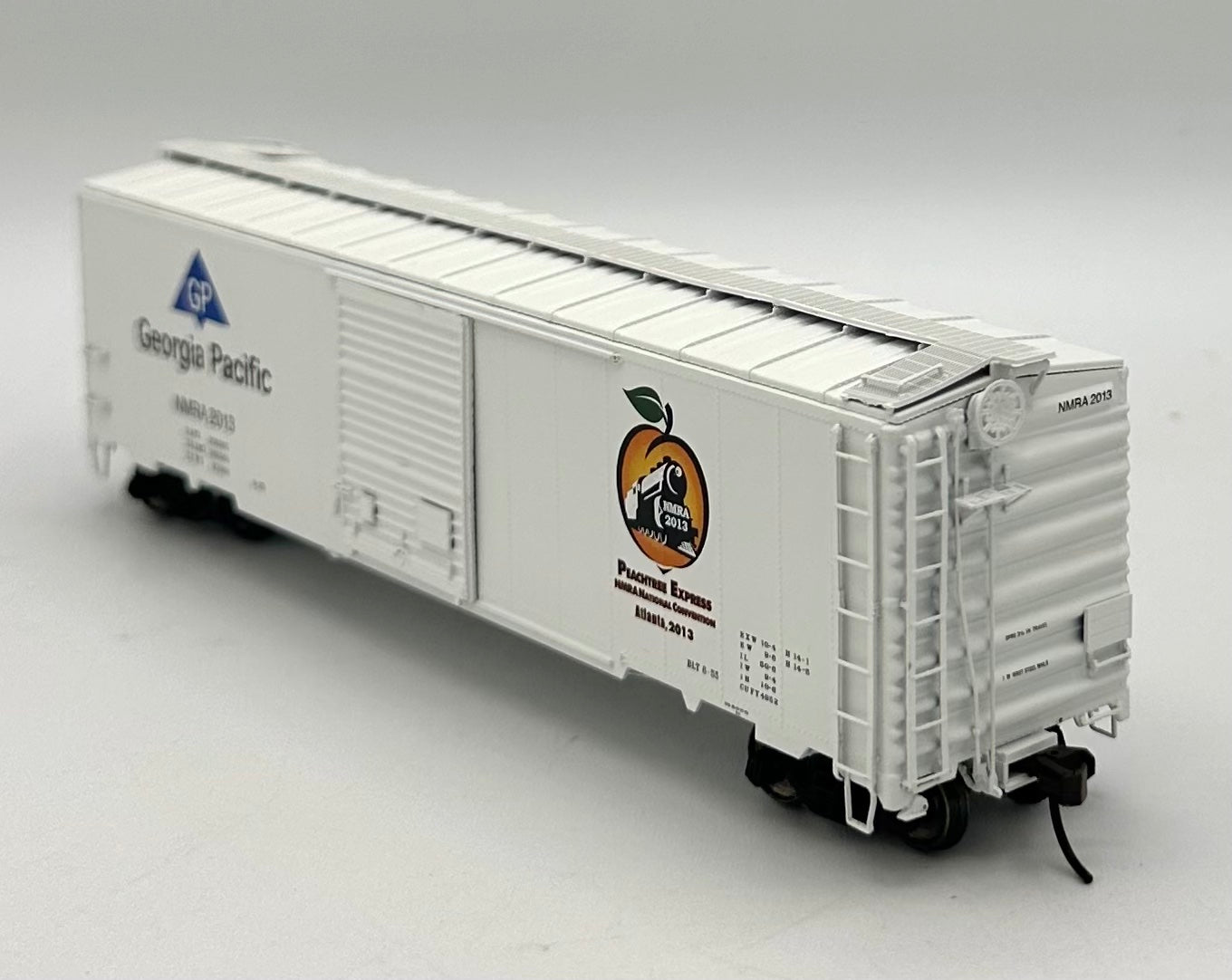 Atlas HO Scale NMRA 2013 Master Line Georgia Pacific 50" S/Door Box Car