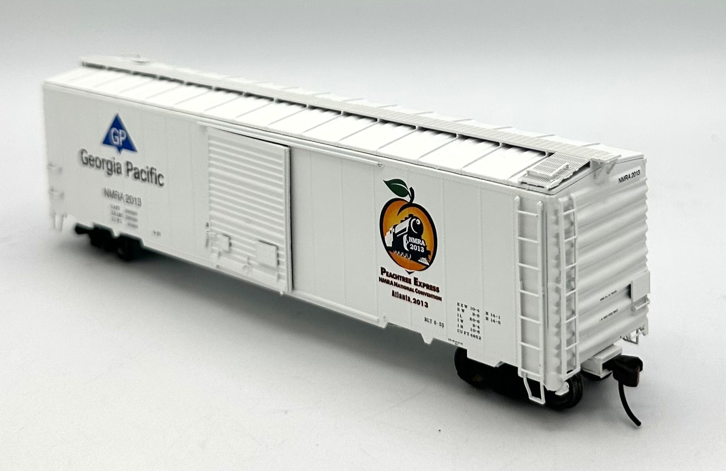 Atlas HO Scale NMRA 2013 Master Line Georgia Pacific 50" S/Door Box Car