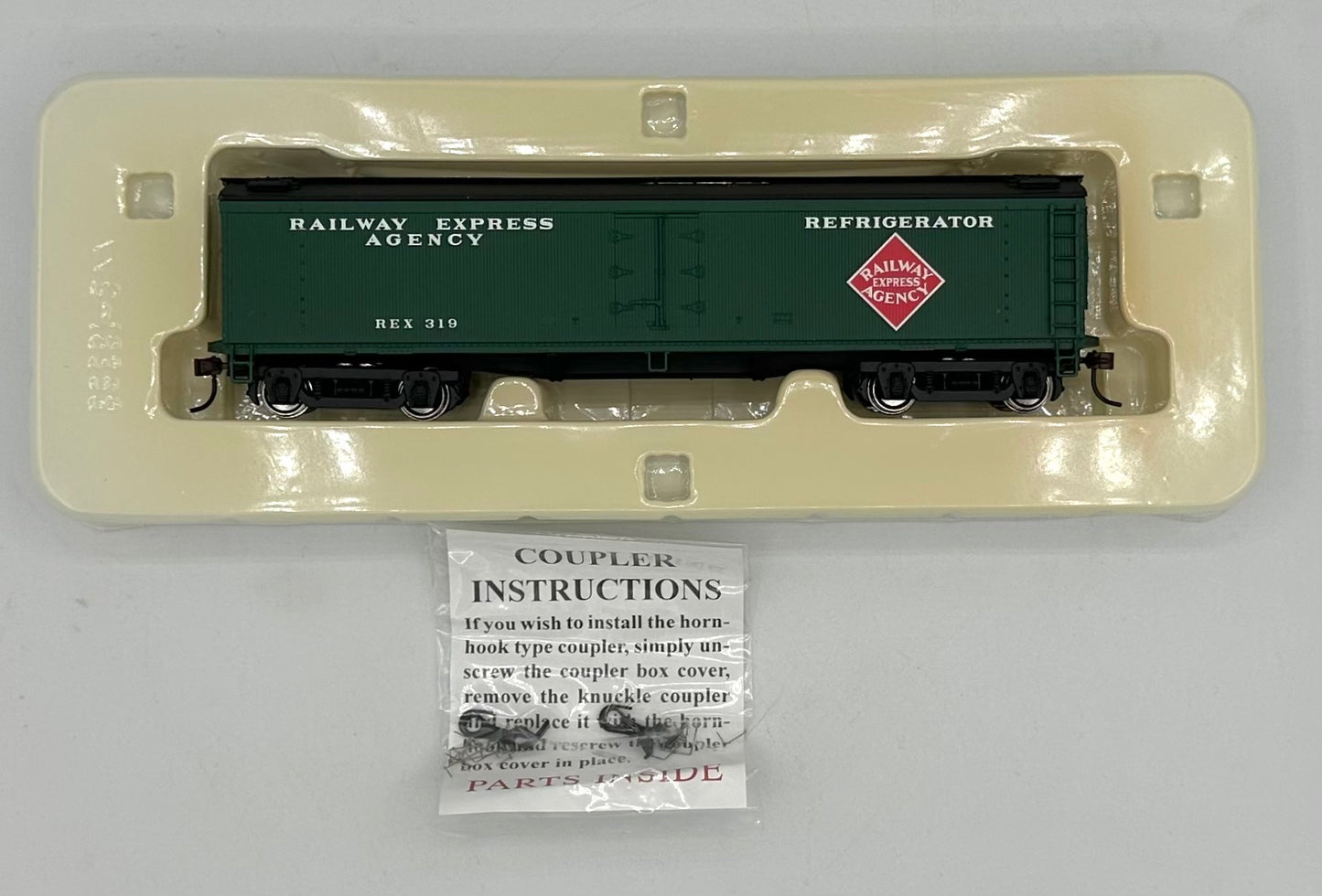 Walthers&nbsp; 932-5471 HO Scale GACX Wood Reefer w/ Bolted Pedestal Truck Railway Express Agency REX 319