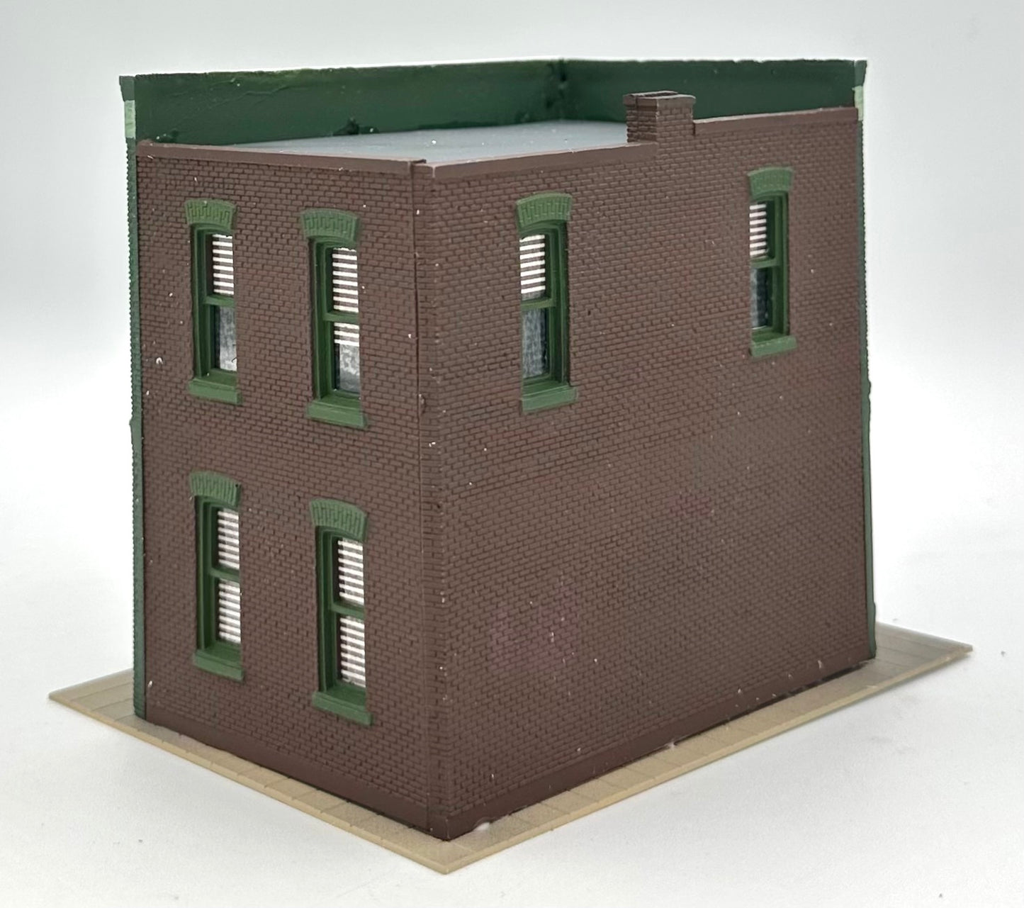 Woodland Scenics HO Scale 2-Story Corner Custom Painted "Callahan's" Irish Pub/Bar Fully Assembled. Lighted