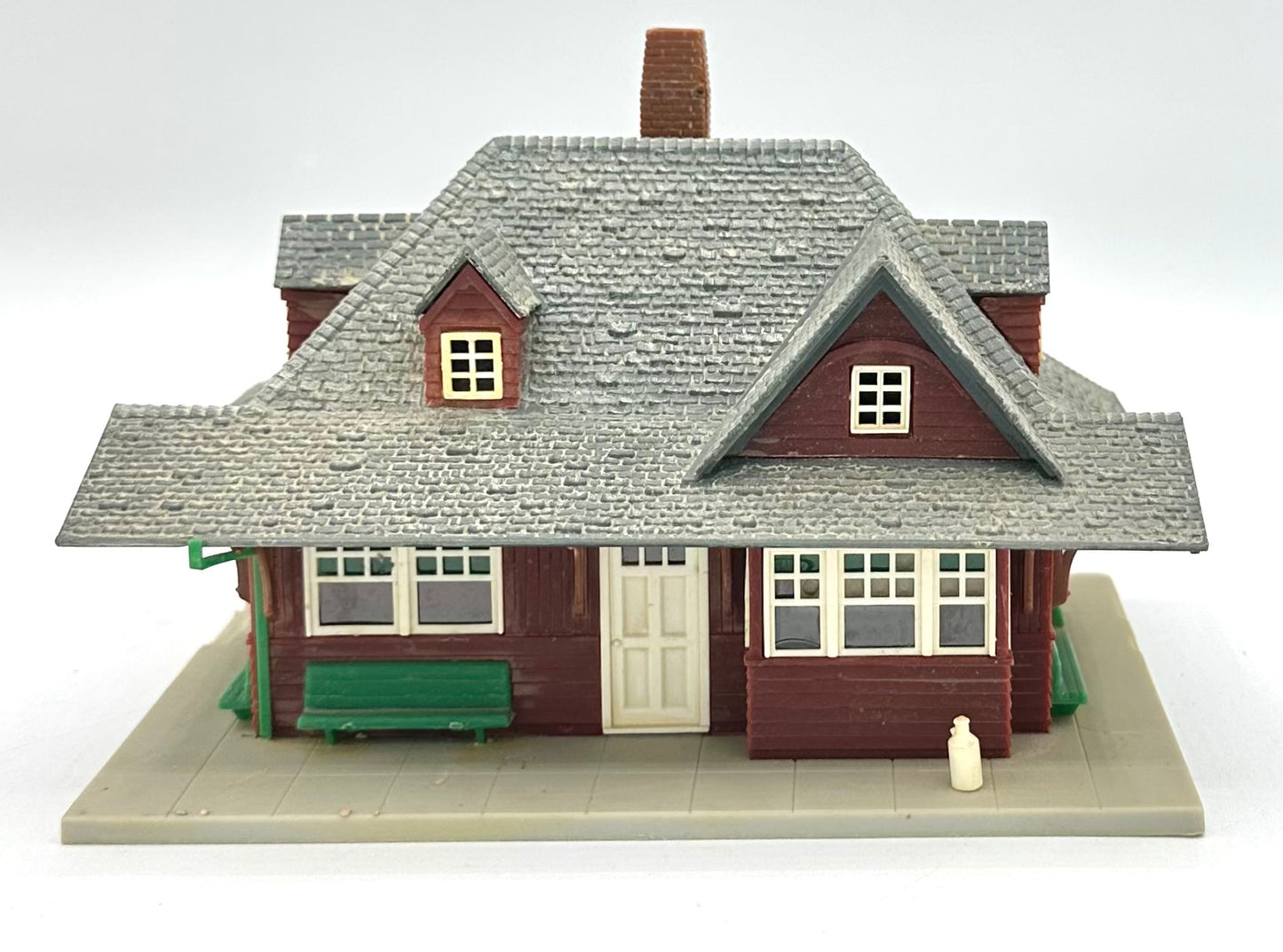Atlas HO Scale 706 Hillside Passenger Station Fully Assembled