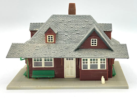 Atlas HO Scale 706 Hillside Passenger Station Fully Assembled