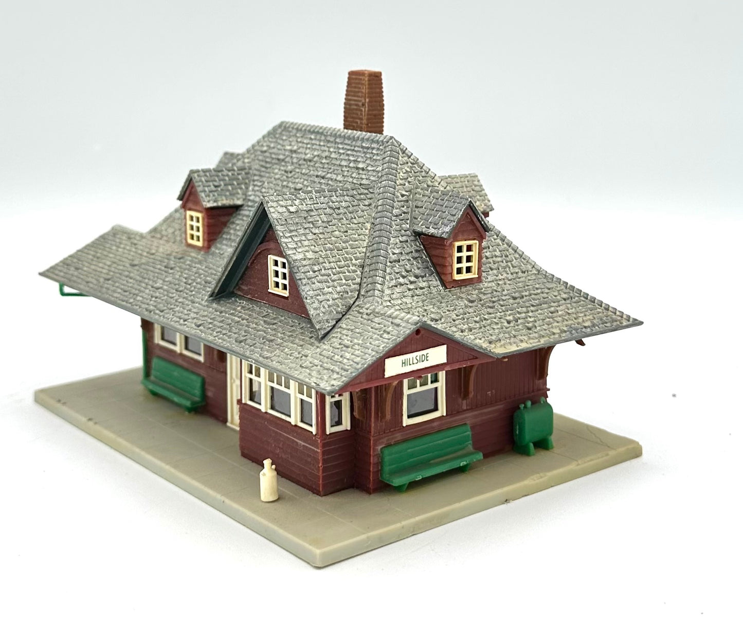 Atlas HO Scale 706 Hillside Passenger Station Fully Assembled