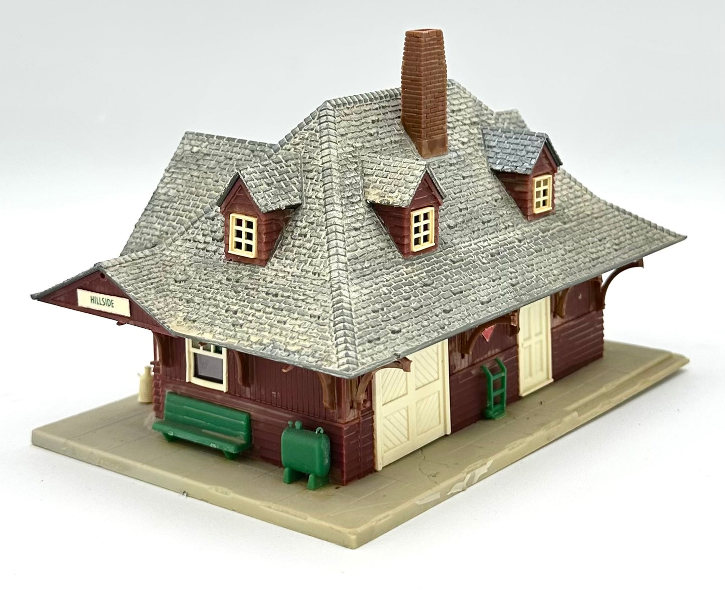 Atlas HO Scale 706 Hillside Passenger Station Fully Assembled