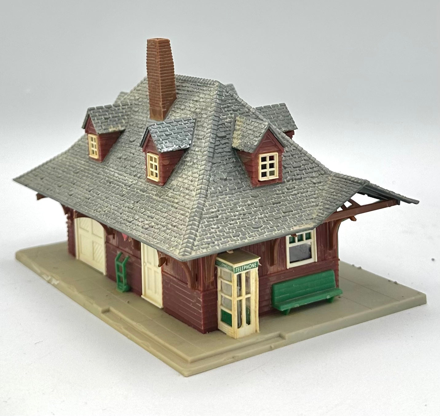 Atlas HO Scale 706 Hillside Passenger Station Fully Assembled