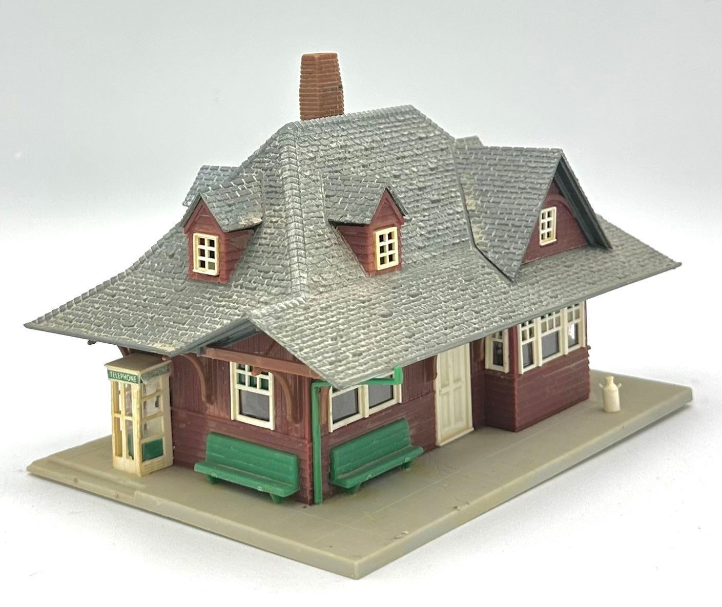 Atlas HO Scale 706 Hillside Passenger Station Fully Assembled