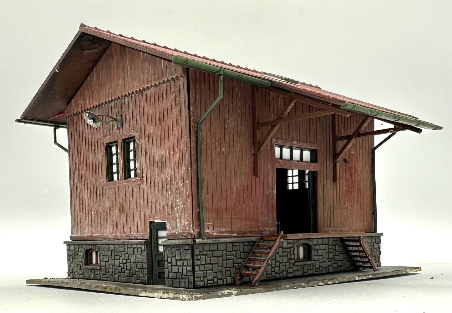 Pola HO Scale Custom Painted/Weathered Trackside Warehouse&nbsp; Lighted