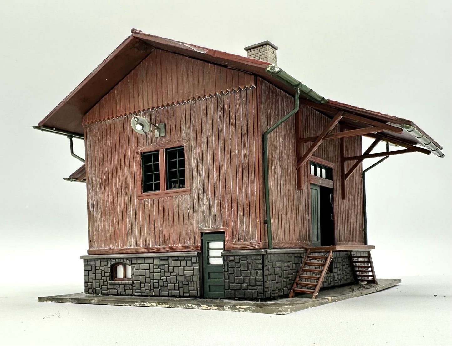 Pola HO Scale Custom Painted/Weathered Trackside Warehouse&nbsp; Lighted