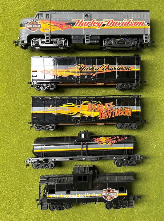 Walthers HO Harley Davidson Diesel Locomotive, 3 Freight cars +Caboose