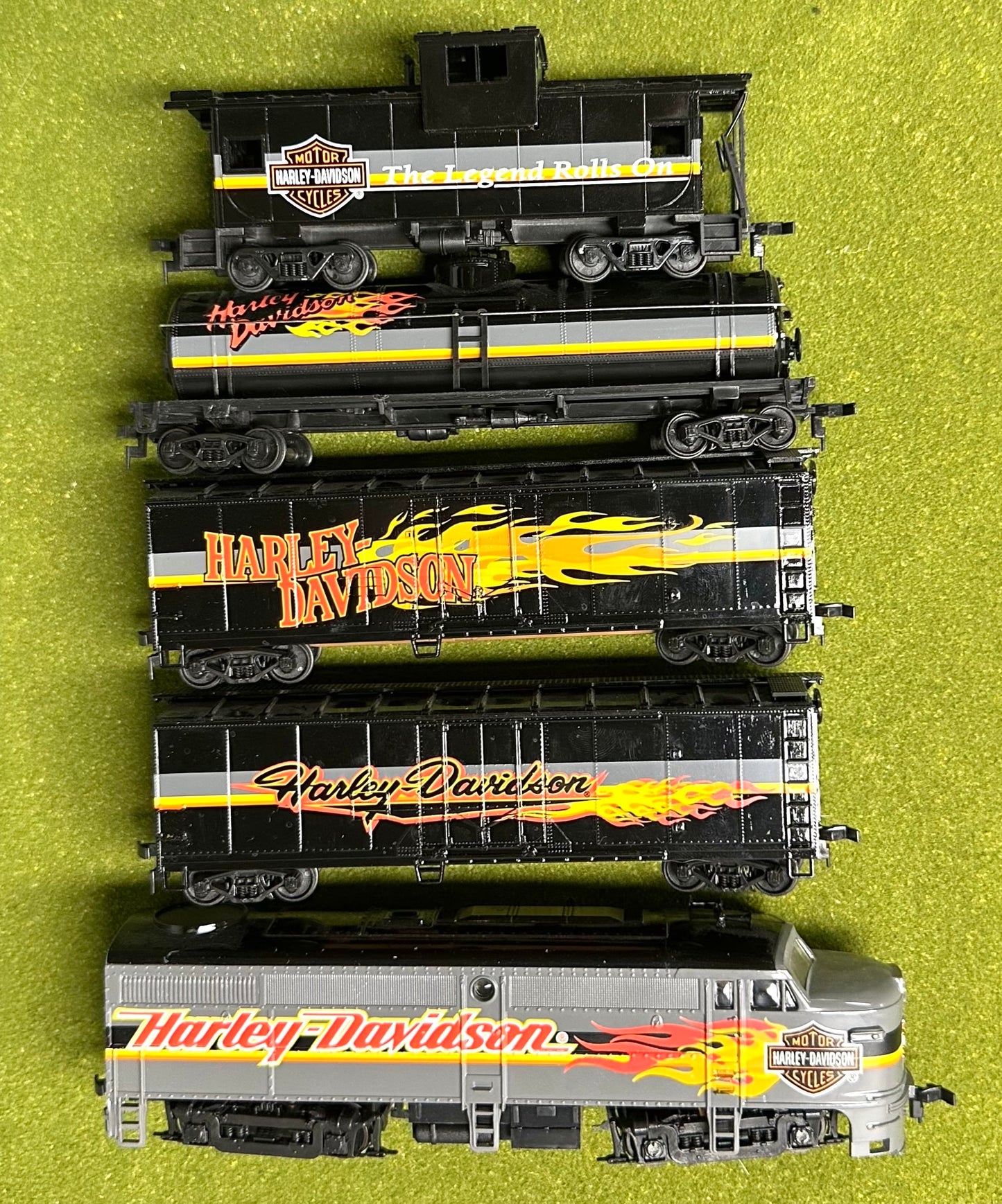 Walthers HO Harley Davidson Diesel Locomotive, 3 Freight cars +Caboose