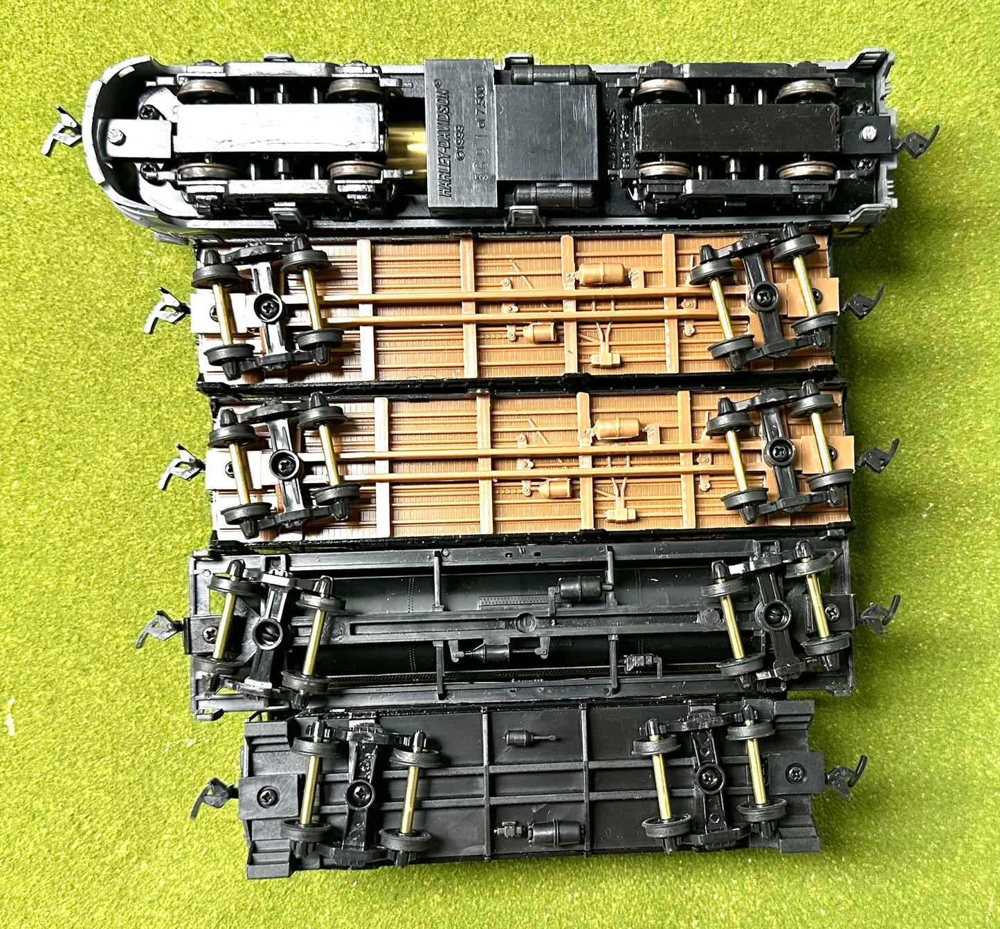 Walthers HO Harley Davidson Diesel Locomotive, 3 Freight cars +Caboose