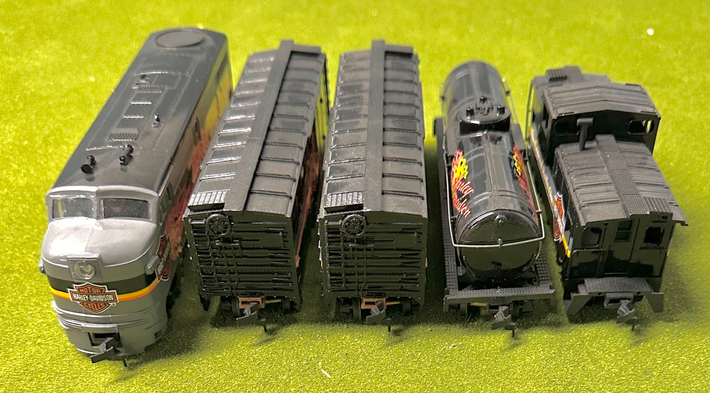 Walthers HO Harley Davidson Diesel Locomotive, 3 Freight cars +Caboose