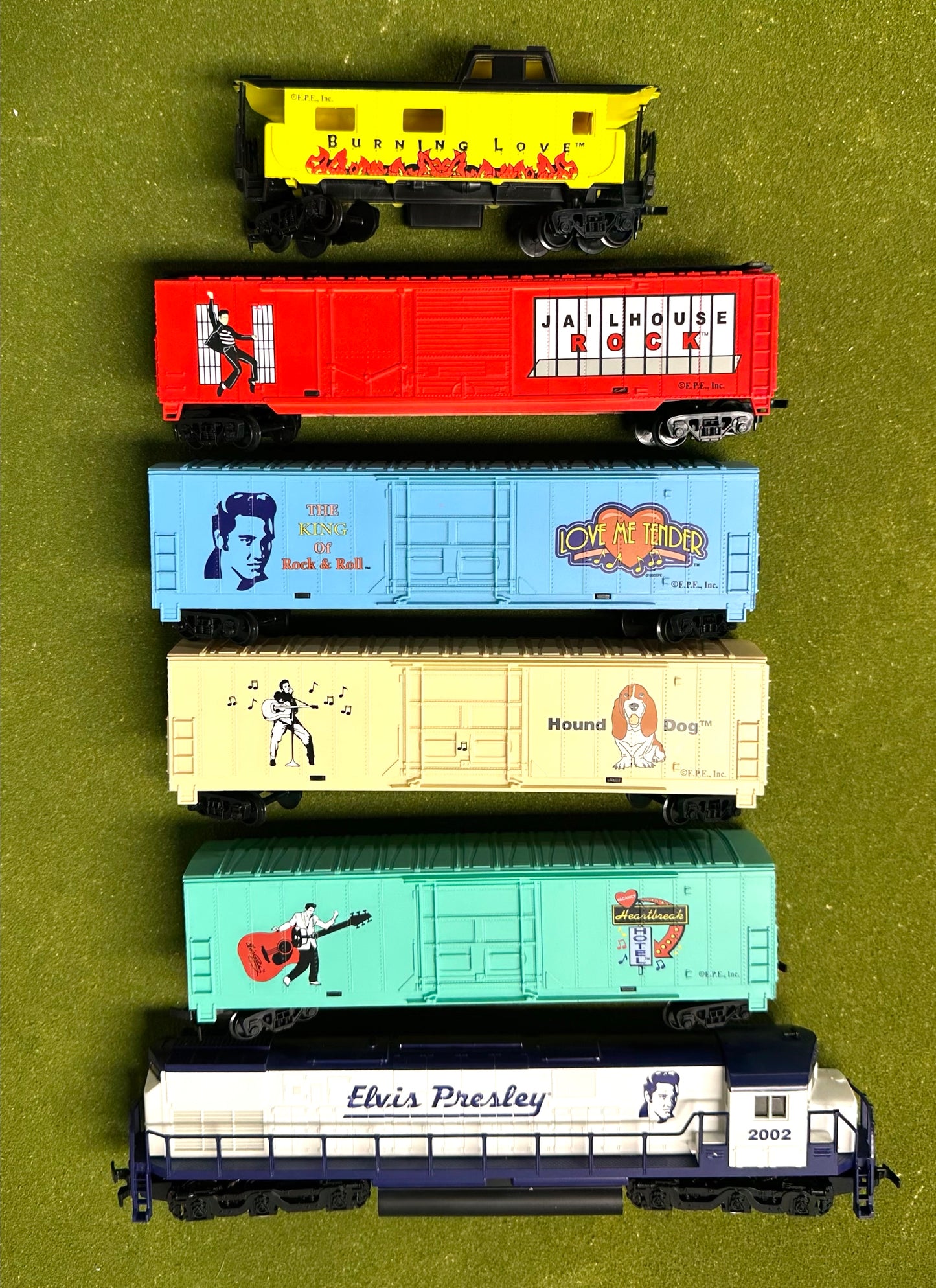 MeHano HO Elvis Presley Diesel Locomotive, 4 Freight cars+Caboose