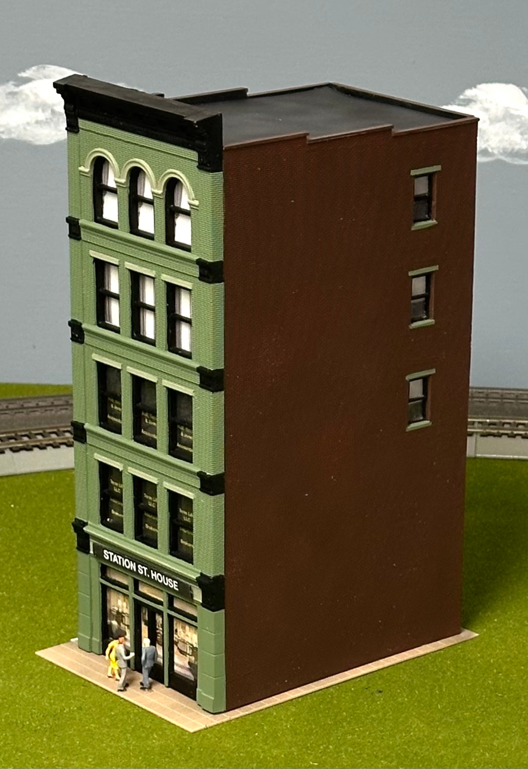 City Classics HO Scale Custom Painted 5-Story Art Deco Building "Station St. House" Street Figures Lighted