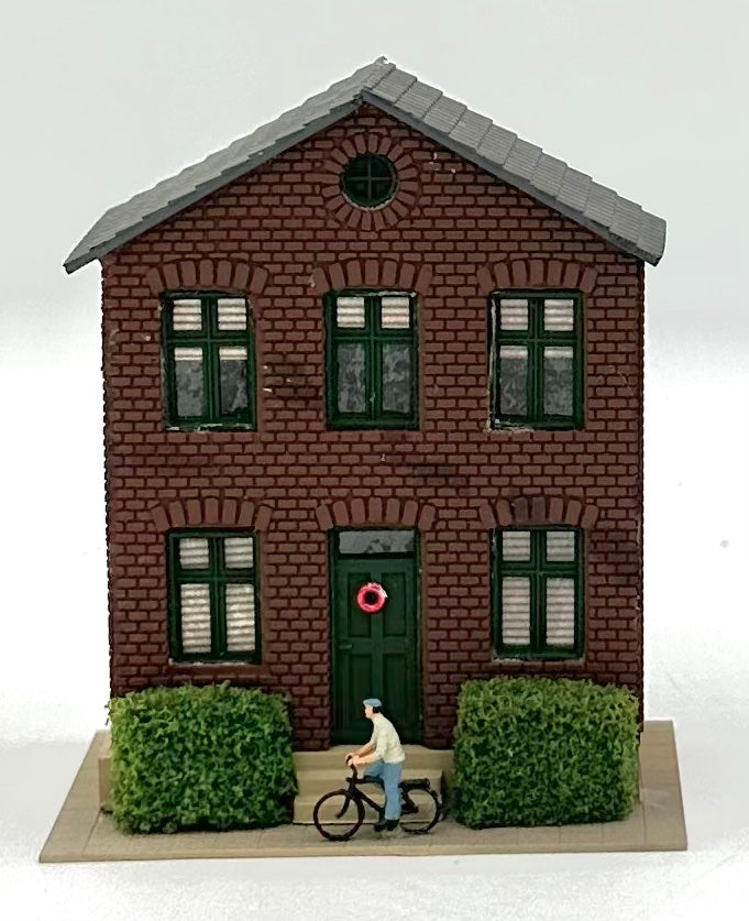 N Scale Custom Built/Painted/Weathered Backdrop 2 Story House,Lighted Diorama.