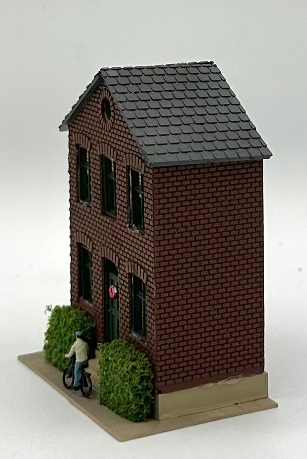 N Scale Custom Built/Painted/Weathered Backdrop 2 Story House,Lighted Diorama.