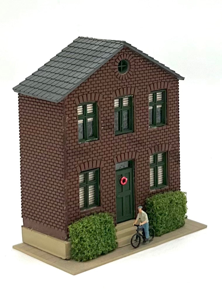 N Scale Custom Built/Painted/Weathered Backdrop 2 Story House,Lighted Diorama.