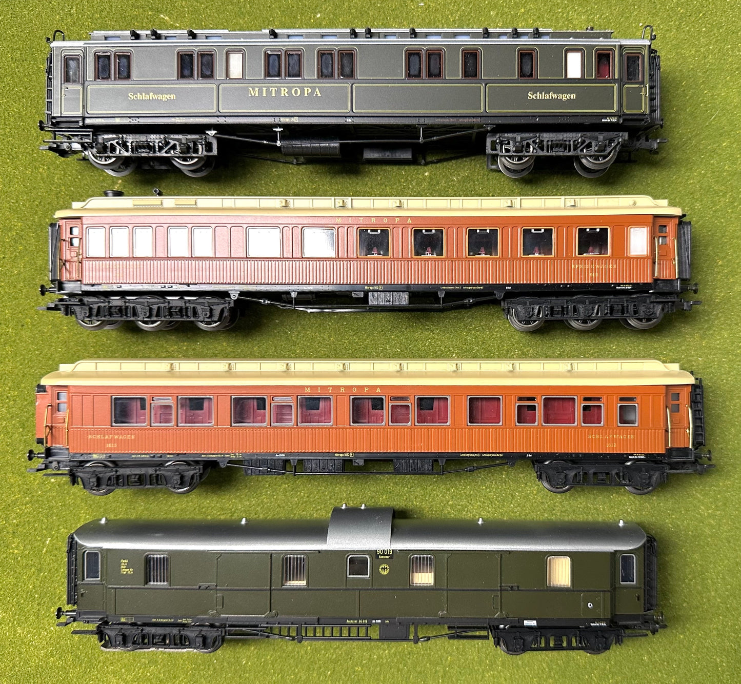 Marklin 42757 HO Scale 3-Rail "THe Golden Twenties"Express Train Passenger Cars 4pc Set
