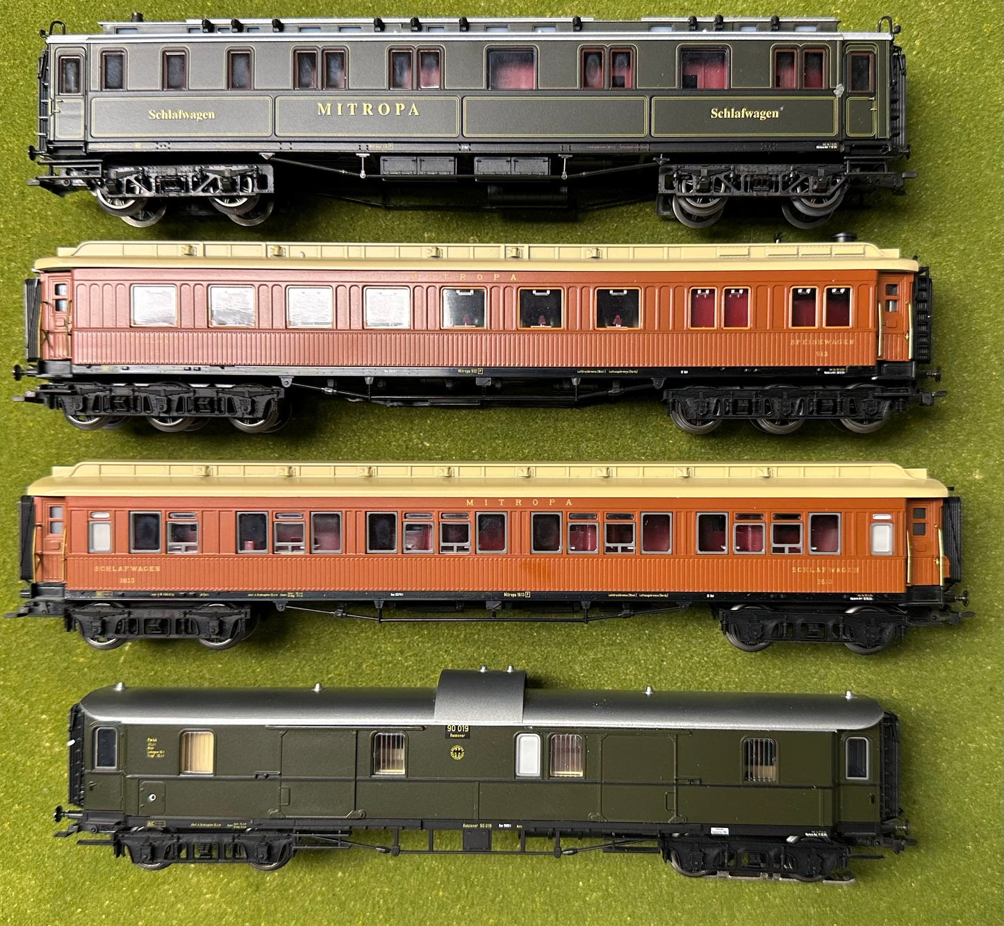 Marklin 42757 HO Scale 3-Rail "THe Golden Twenties"Express Train Passenger Cars 4pc Set
