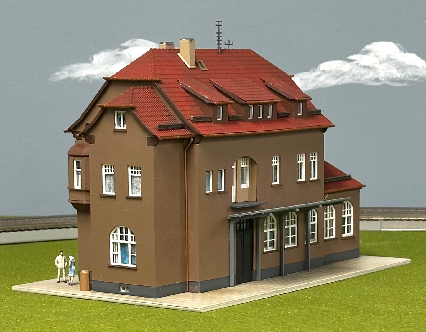 Kibri HO Scale 8198 Custom Built/Painted /Weathered Post Office Lighted Diorama