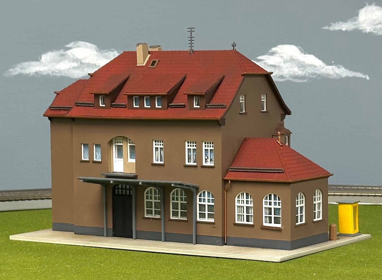 Kibri HO Scale 8198 Custom Built/Painted /Weathered Post Office Lighted Diorama