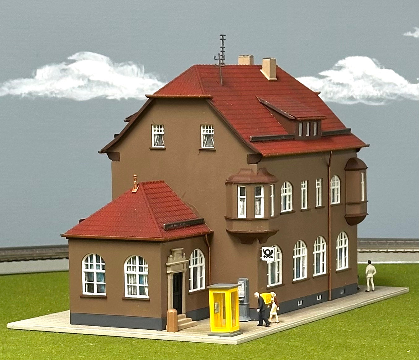 Kibri HO Scale 8198 Custom Built/Painted /Weathered Post Office Lighted Diorama