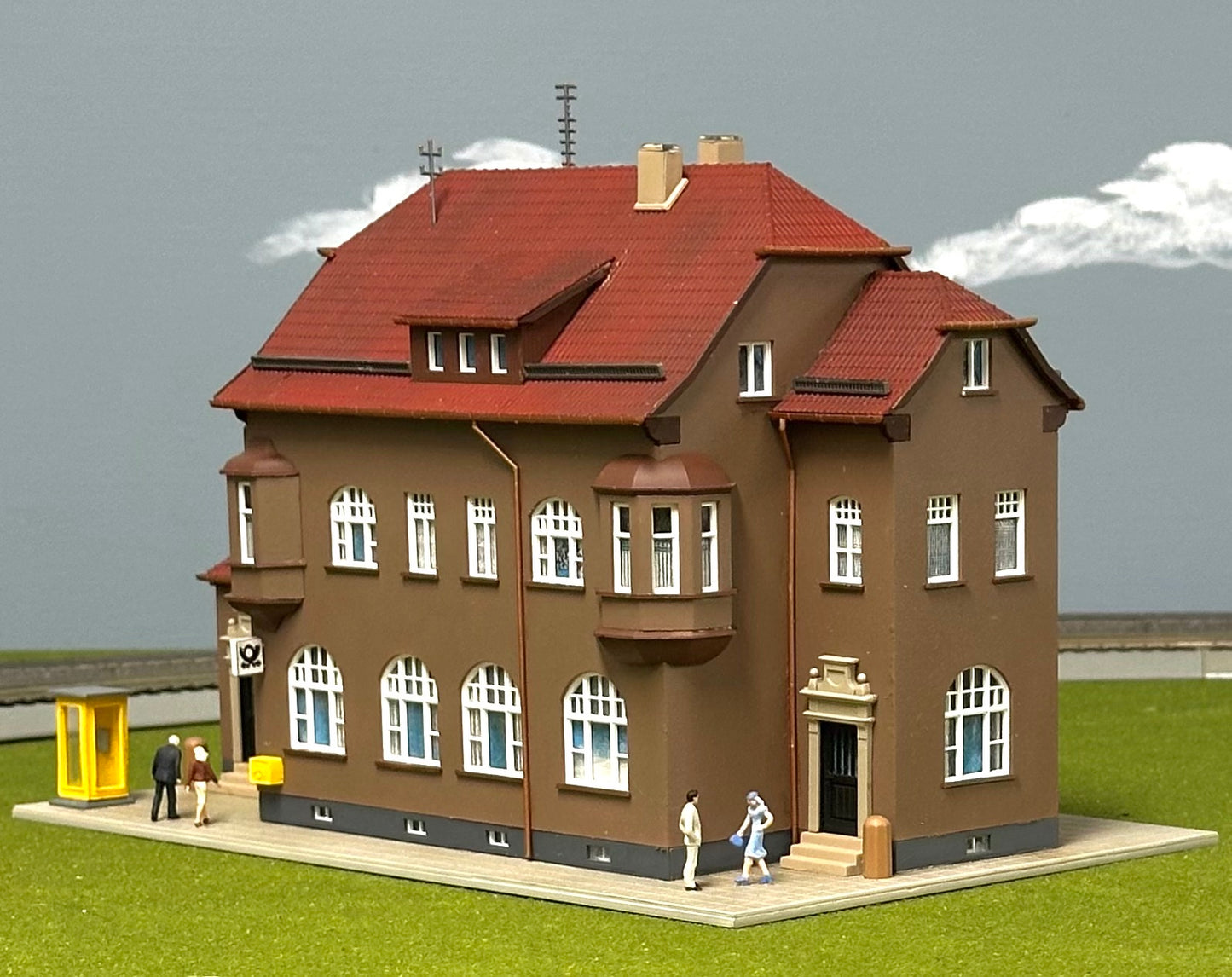 Kibri HO Scale 8198 Custom Built/Painted /Weathered Post Office Lighted Diorama